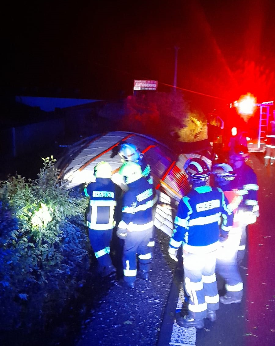 Utržená střecha u Sedlčan